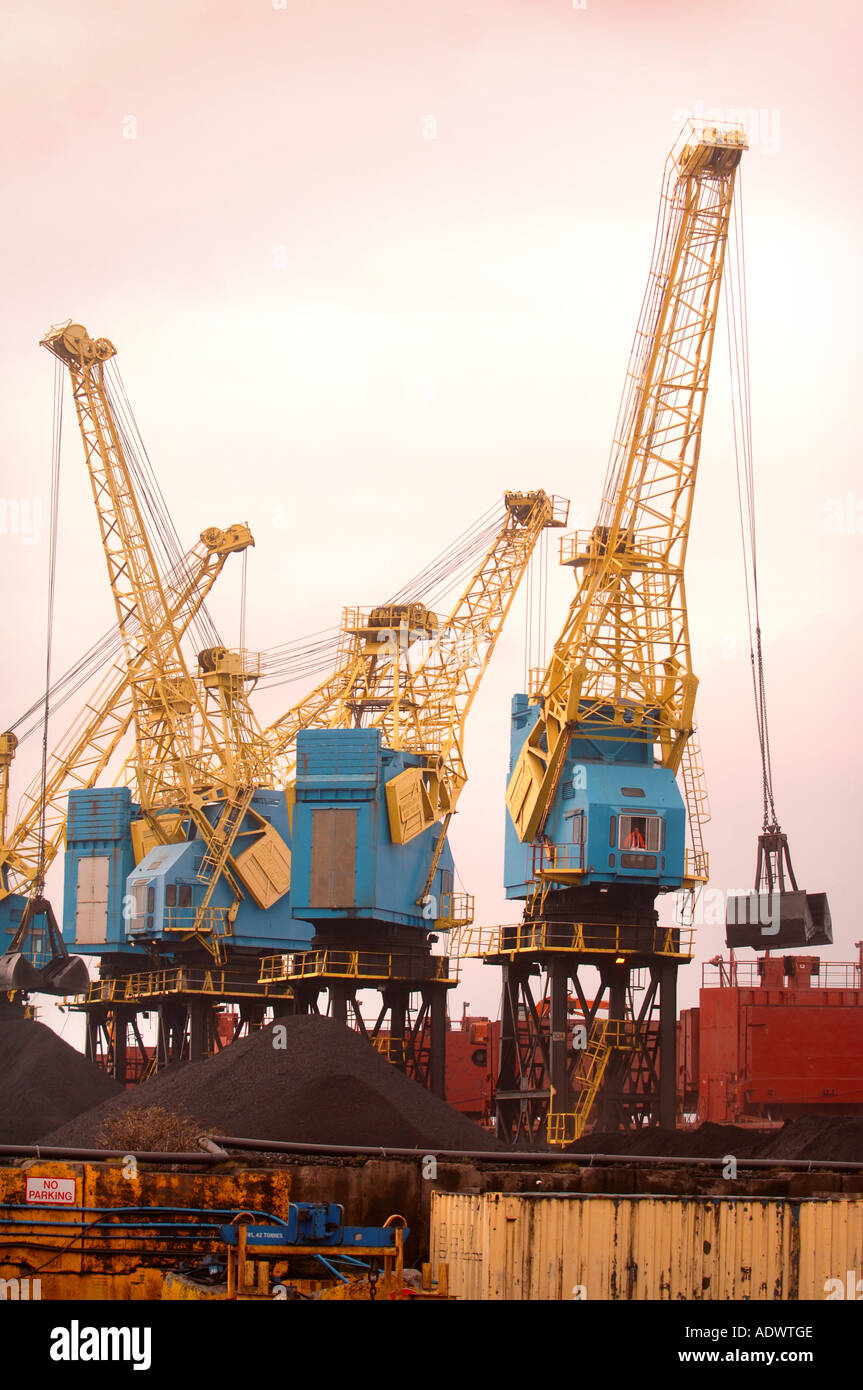 KRÄNE ENTLADEN KOHLE AUS EIN CONTAINERSCHIFF AUF DER DOCKSIDE EINEN HAFEN IN NEWPORT SOUTH WALES UK Stockfoto