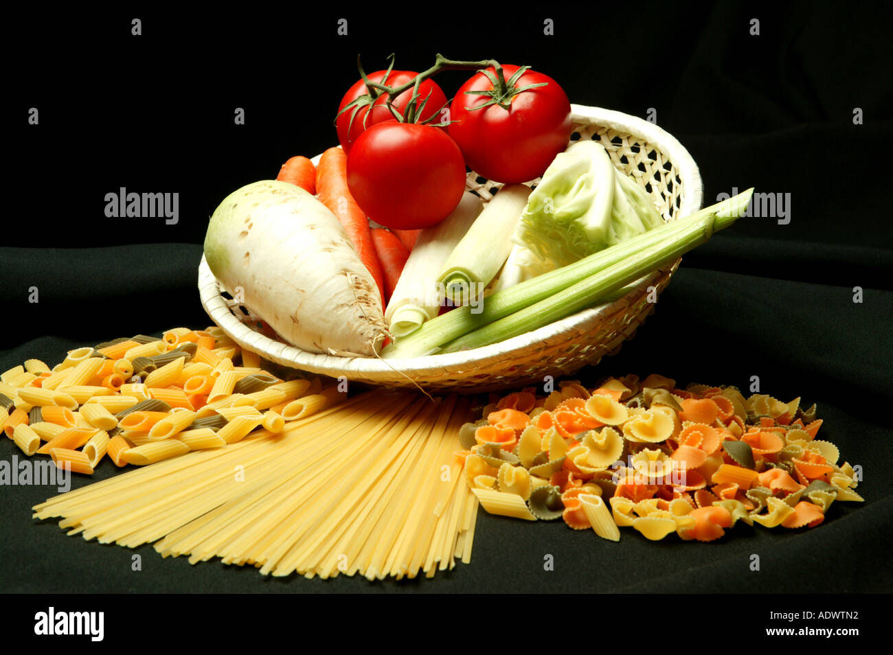 Stillleben der Zutaten zum Kochen einer Suppe Stockfoto