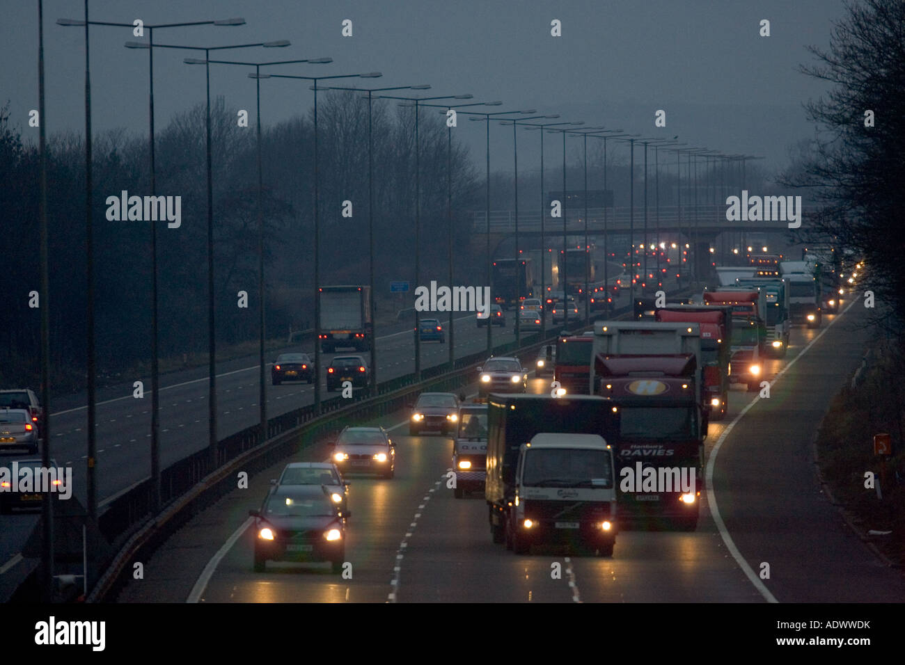 LKW überholen southbound Verkehr auf der Autobahn M1 in Northampton, United Kingdom Stockfoto