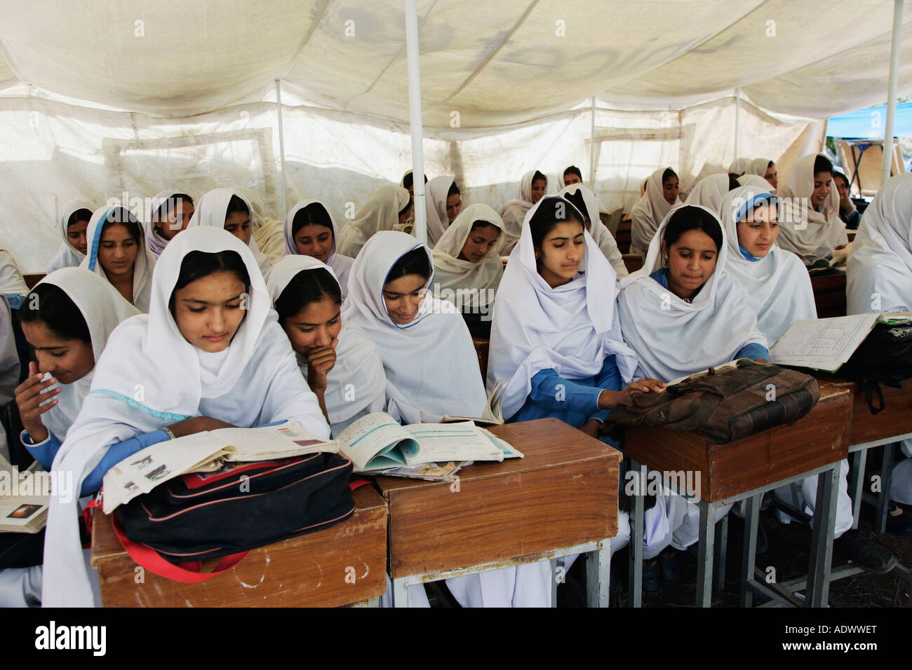 Studenten der alle weiblichen Gundi Pira Secondary School im Erdbebengebiet von Pakistan Pattika Stockfoto