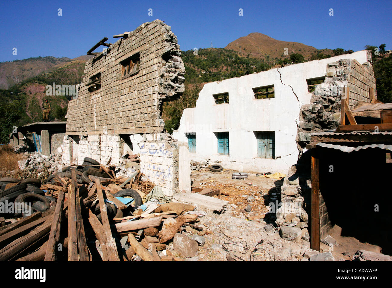 Gebäude abgerissen im Erdbebengebiet von Azad Jammu Kaschmir im Dorf von Pattika Pakistan Stockfoto