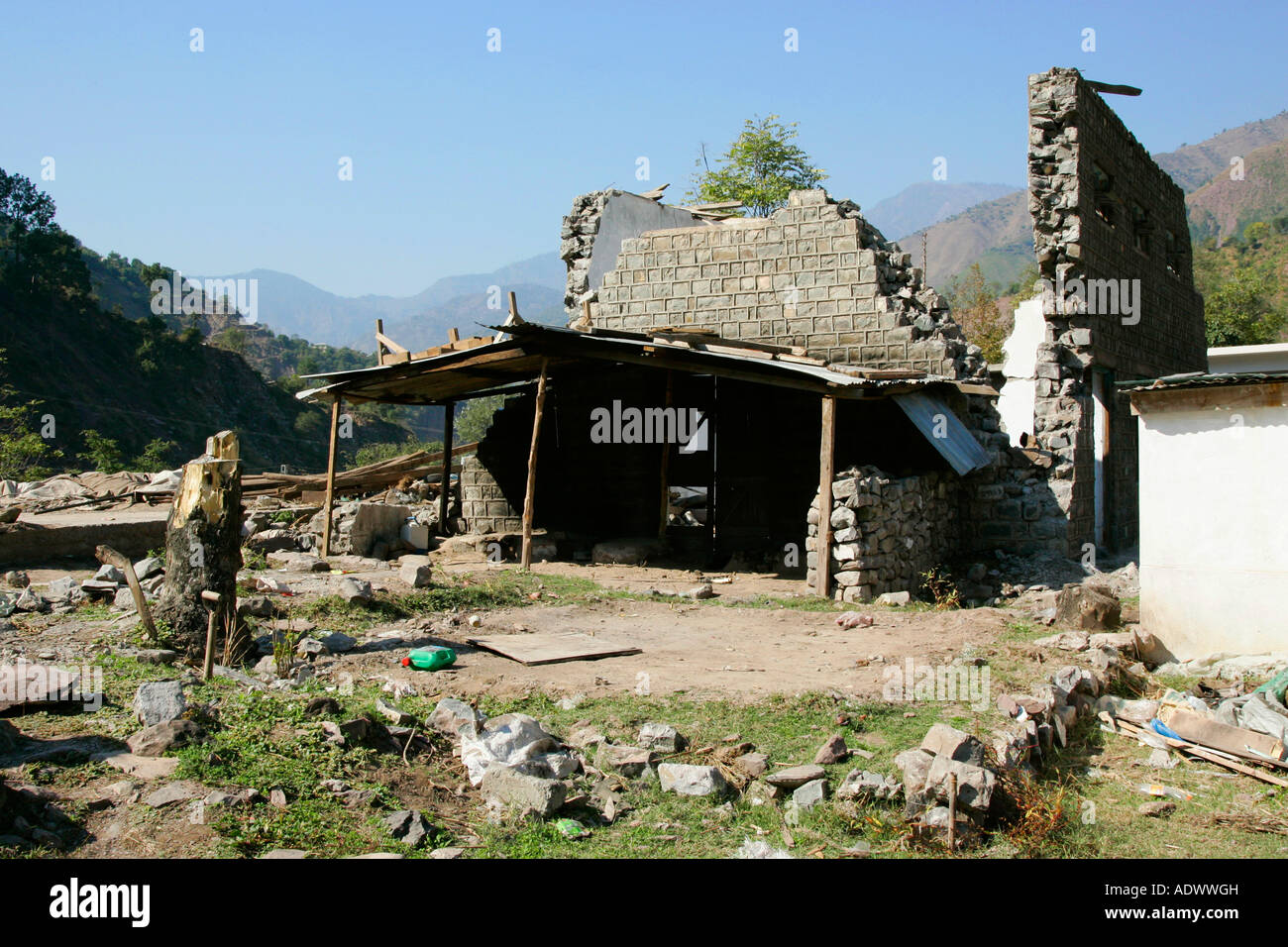 Gebäude abgerissen im Erdbebengebiet von Azad Jammu Kaschmir im Dorf von Pattika Pakistan Stockfoto
