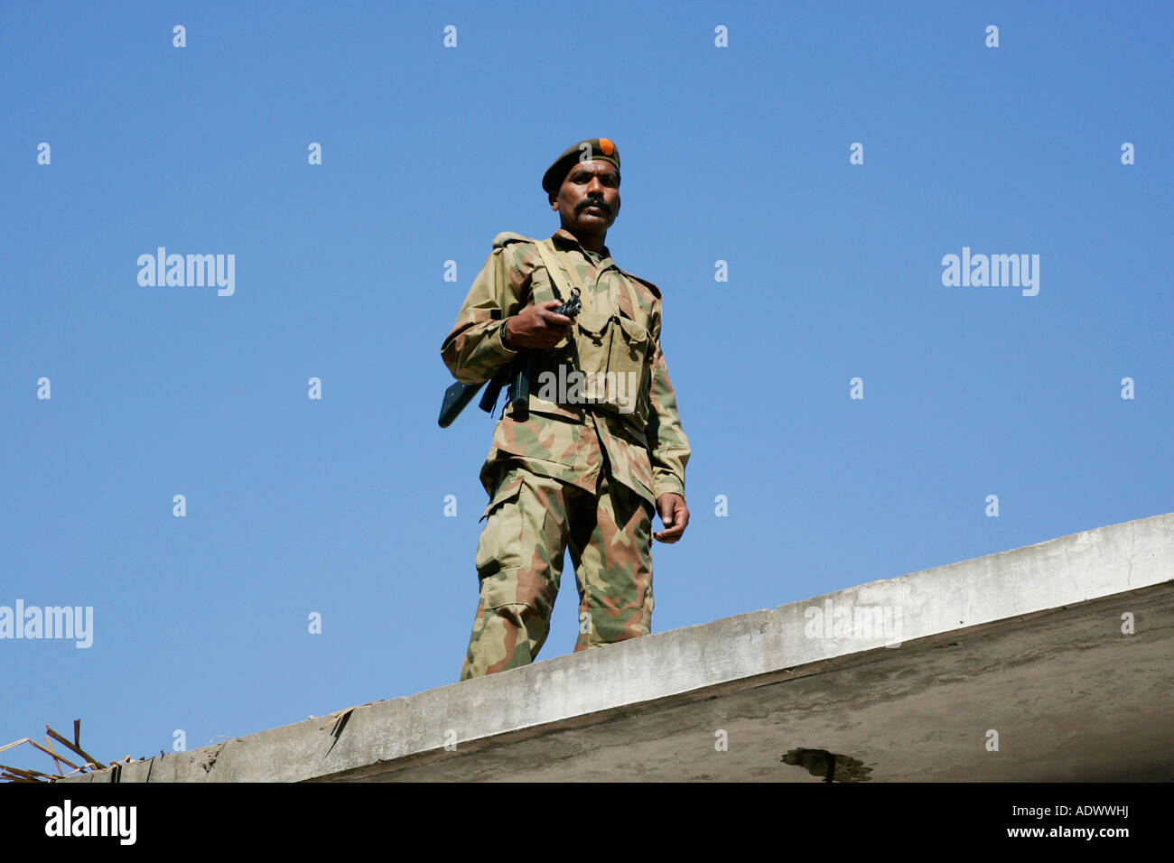 Pakistanische Soldaten im Dienst im Dorf von Pattika Pakistan bewaffnet Stockfoto