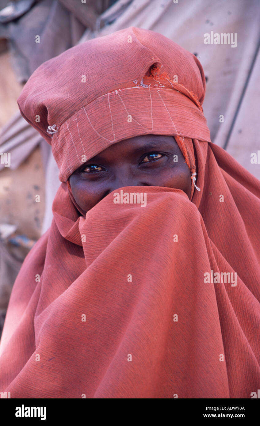 Vertriebene somalische Frau im State House intern Vertriebene Völker Lager in Hargeisa, Somaliland Stockfoto