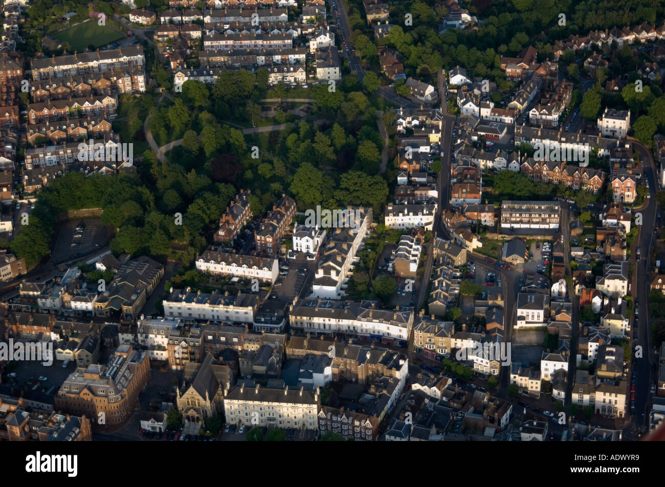 Luftaufnahme über Tunbridge Wells, Kent. Zeigt die Station High Street, Grove und der Ortsteil. Stockfoto