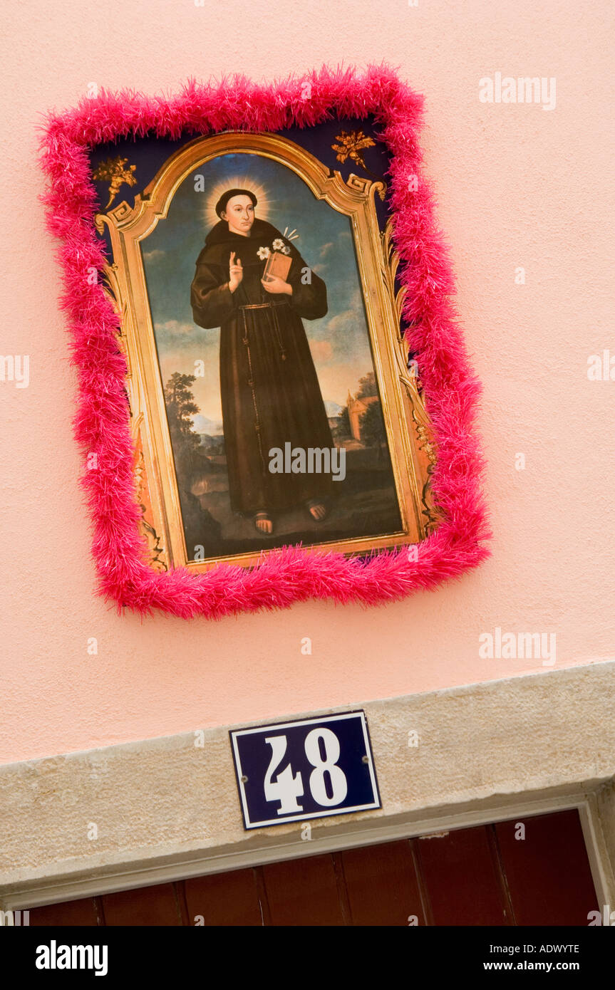 Portrait Bild von Santo Antonio, mit rosa Lametta, Lissabon, Portugal Stockfoto