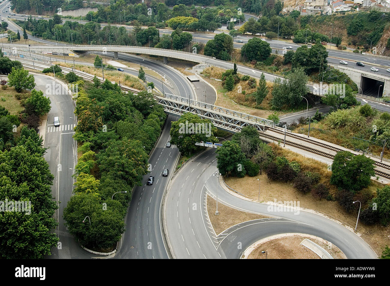 Kompliziert, Straße und Schiene Kreuzung Nord Lissabon, Portugal. Das Aquädukt - Aqueduto Das Aguas Livres entnommen. Stockfoto