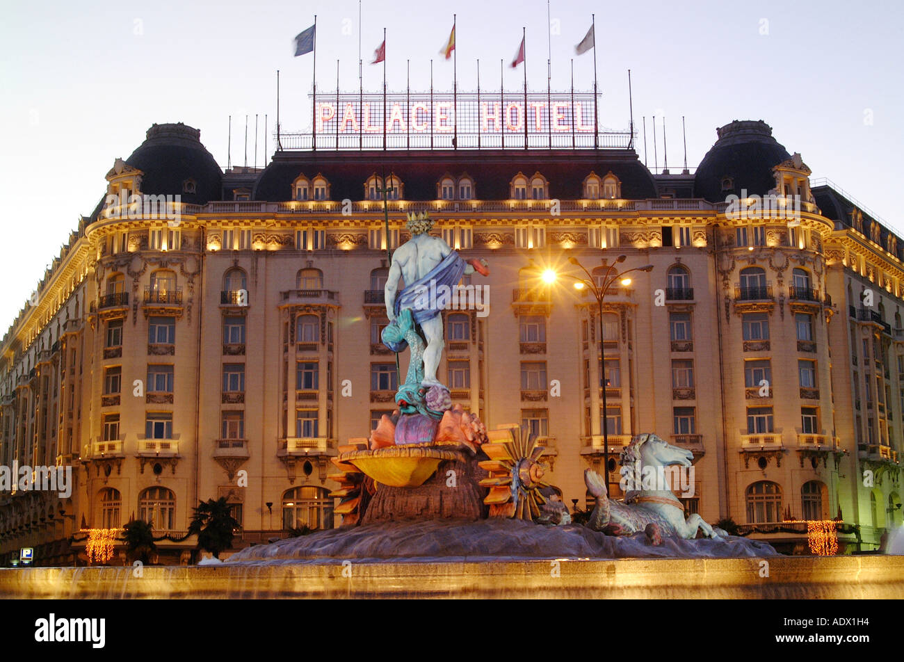 Farbenfroher Neptun-Brunnen in Madrid Stockfoto