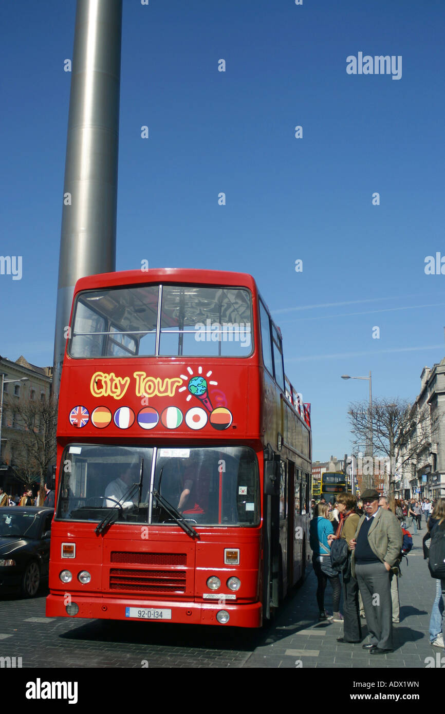 Millennium Spire und Tour Bus Dublin Irland Stockfoto