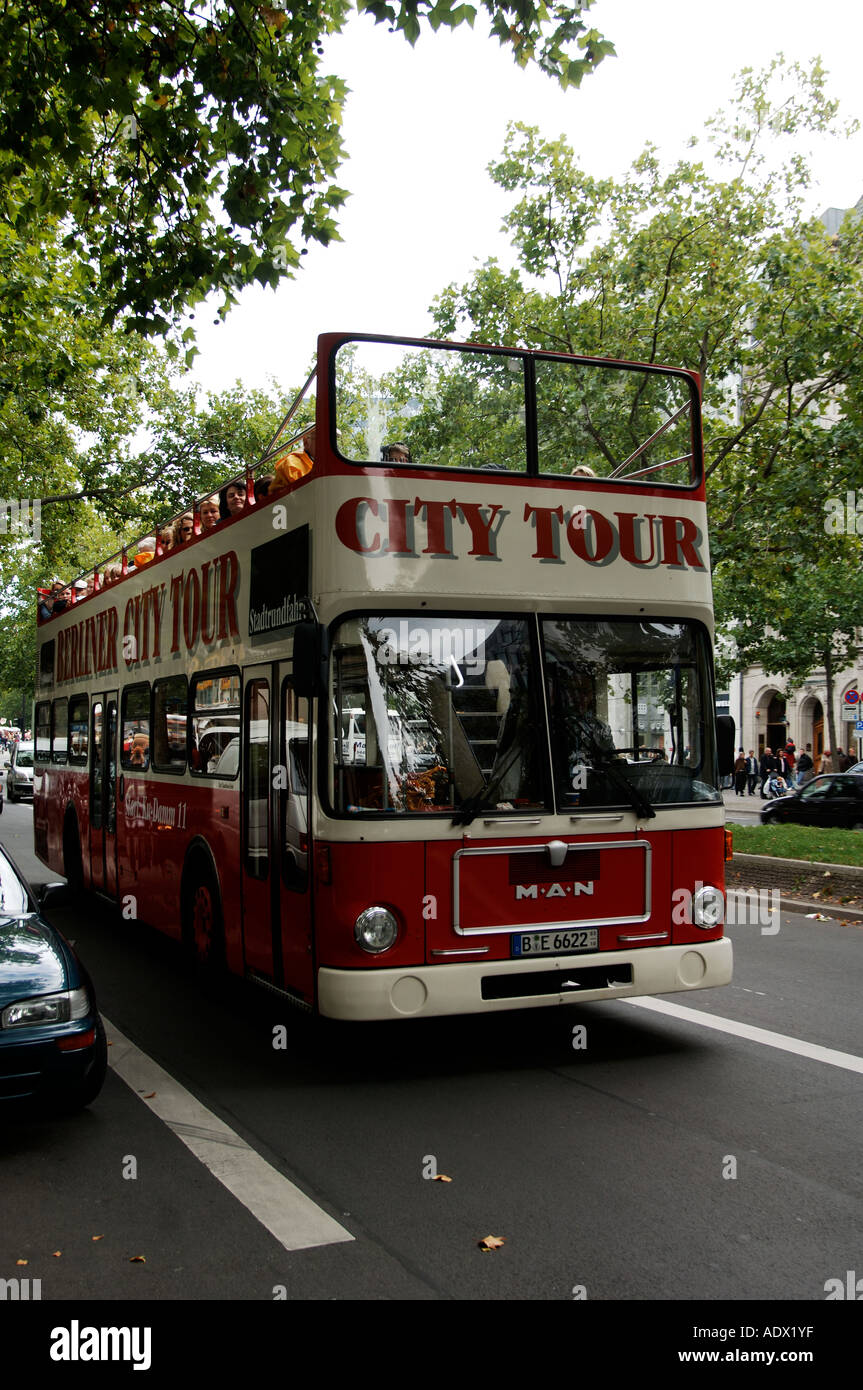 Eine City-Tour-Bus auf den Kurfürstendamm Berlin Stockfoto