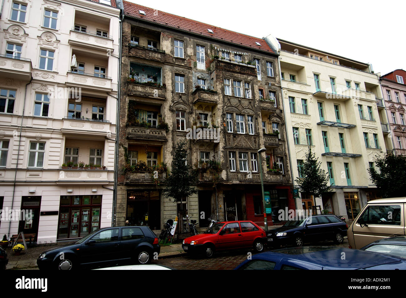 Eine neu renovierte Fassade kontrastiert mit derjenigen der baufälligen Gebäude nebenan im Prenzlauer Berg Berlin Stockfoto