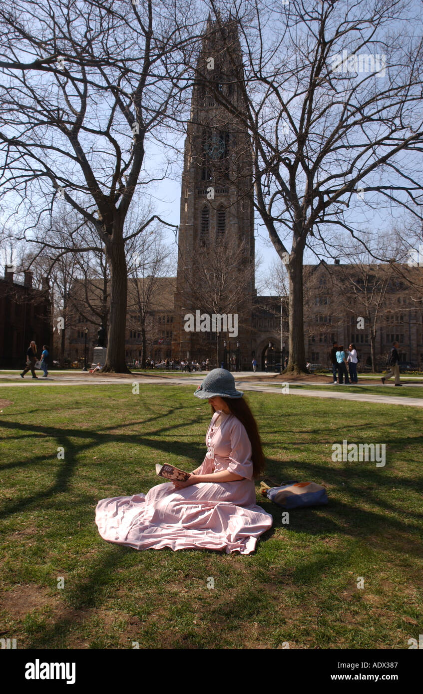 Lesen auf der New Haven Green an der Yale University Student Stockfoto