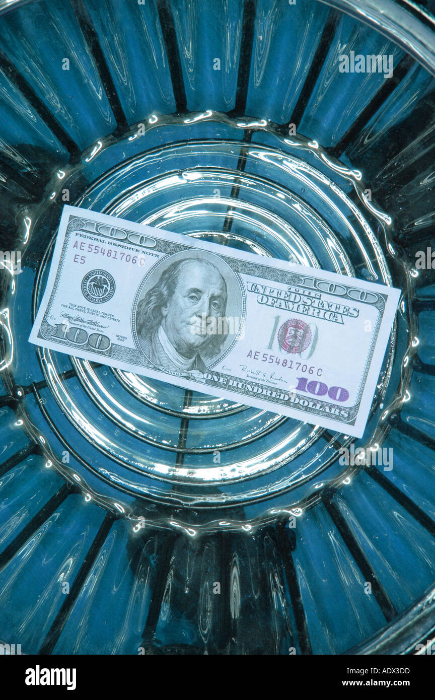 100 hundert Dollar Bill Hinweis in Glasschale Stockfoto