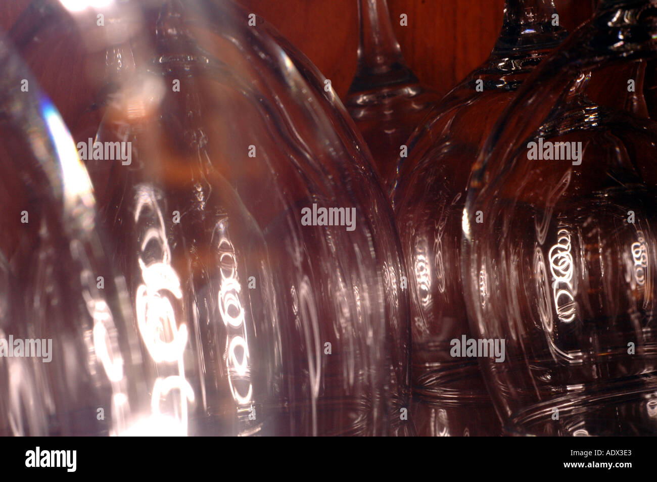 Reihe von Gläsern in einer bar Stockfoto
