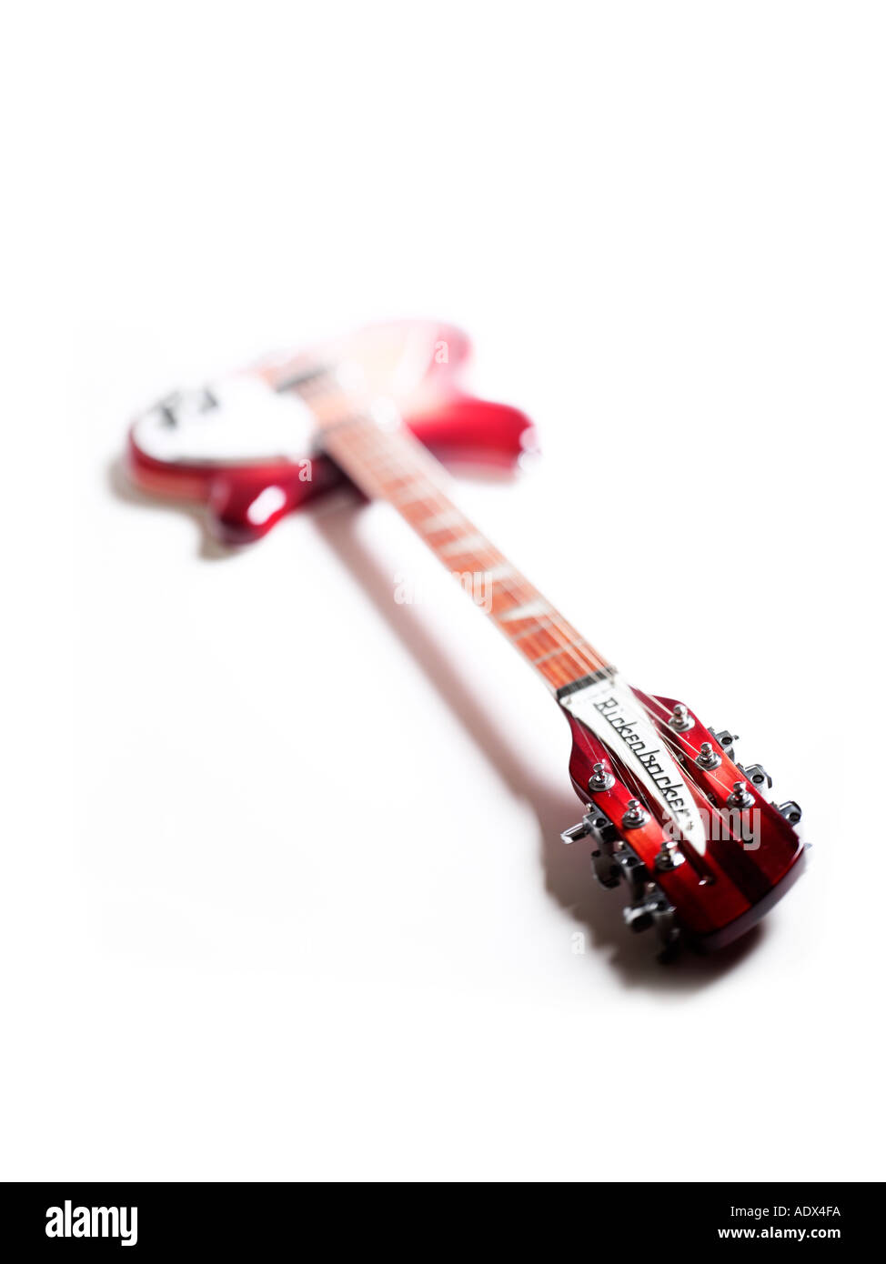 Eine rote Rickenbacker-Gitarre auf einem weißen Hintergrund Stockfoto