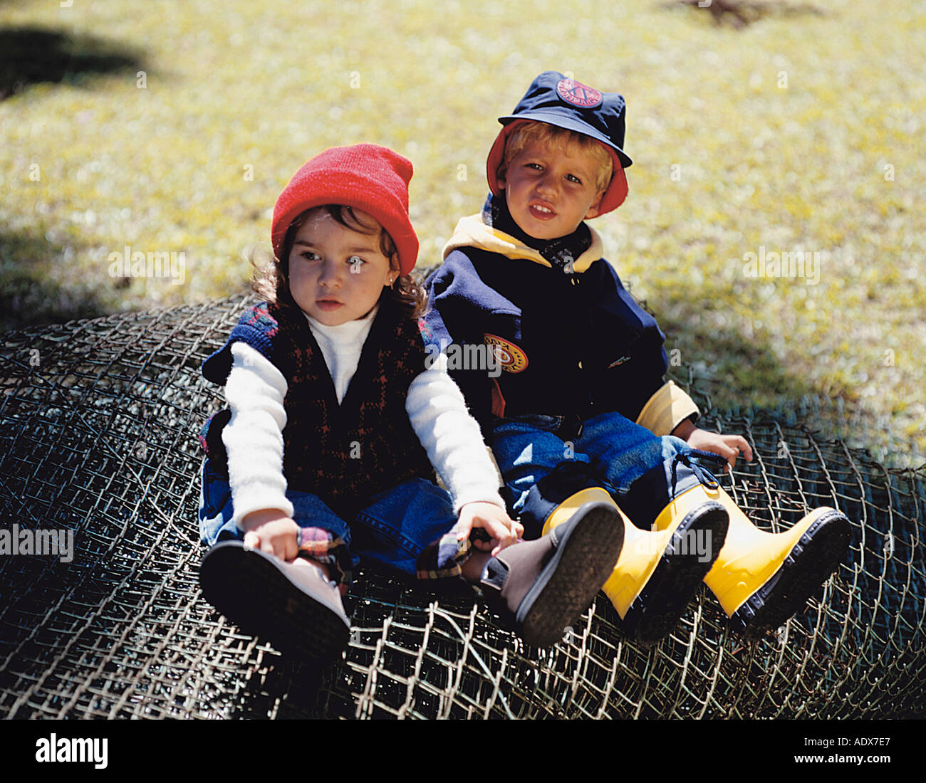 Kinder Kinderkleidung Jungen Madchen Sitzen Hut Haube Mantel Mantel Boot Stiefel Galosh Galoschen Blonde 0 5 Kind Baby Menschen Person Ch Stockfotografie Alamy