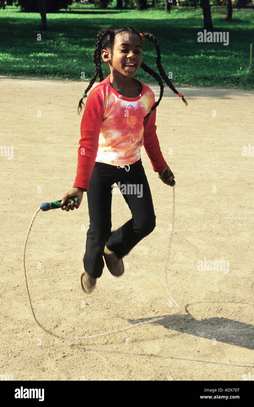 Kinder gefroren Mitte Luft Sprung springen überspringen überspringen Seil  Seile Spiel Spaß ausüben schwarze Mädchen 5 10 Griffe wirbelnd Zopf BH  Stockfotografie - Alamy