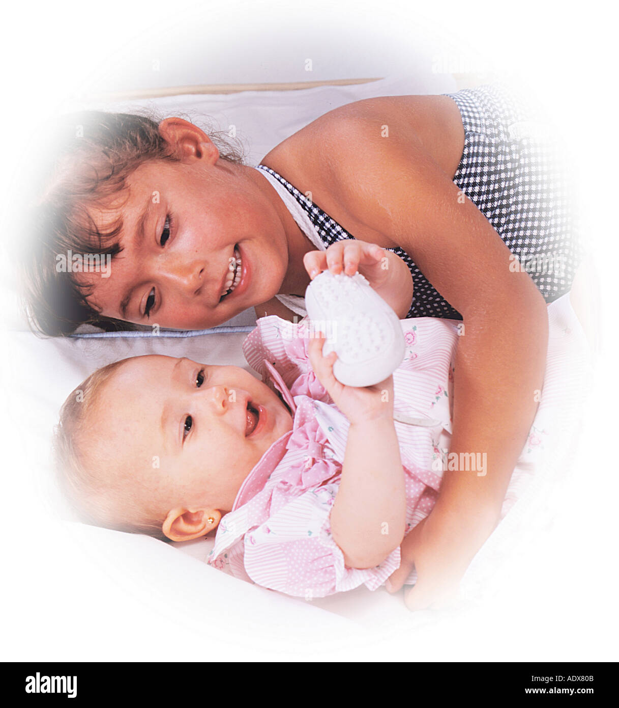 Kinder vignette Kinder 0-5 liegend streicheln Pflege Liebe Schwestern Schwester halten weiße Brünette Person Kind Kind Baby Menschen im Zusammenhang mit Stockfoto