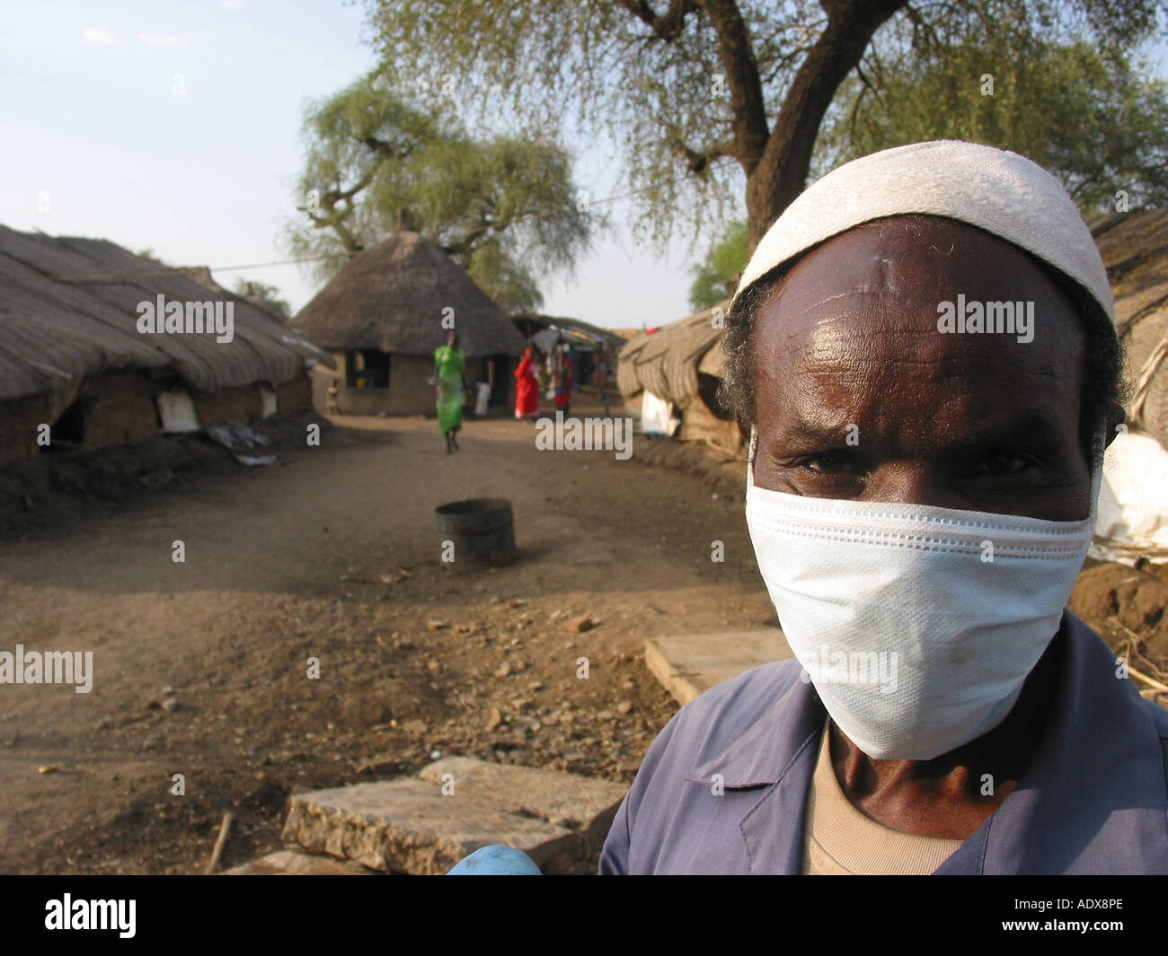 Mann trägt eine Kappe, um die Infektion des Kala Azar zu vermeiden, die das Zentrum im Nordsudan gab Zustand ist Stockfoto