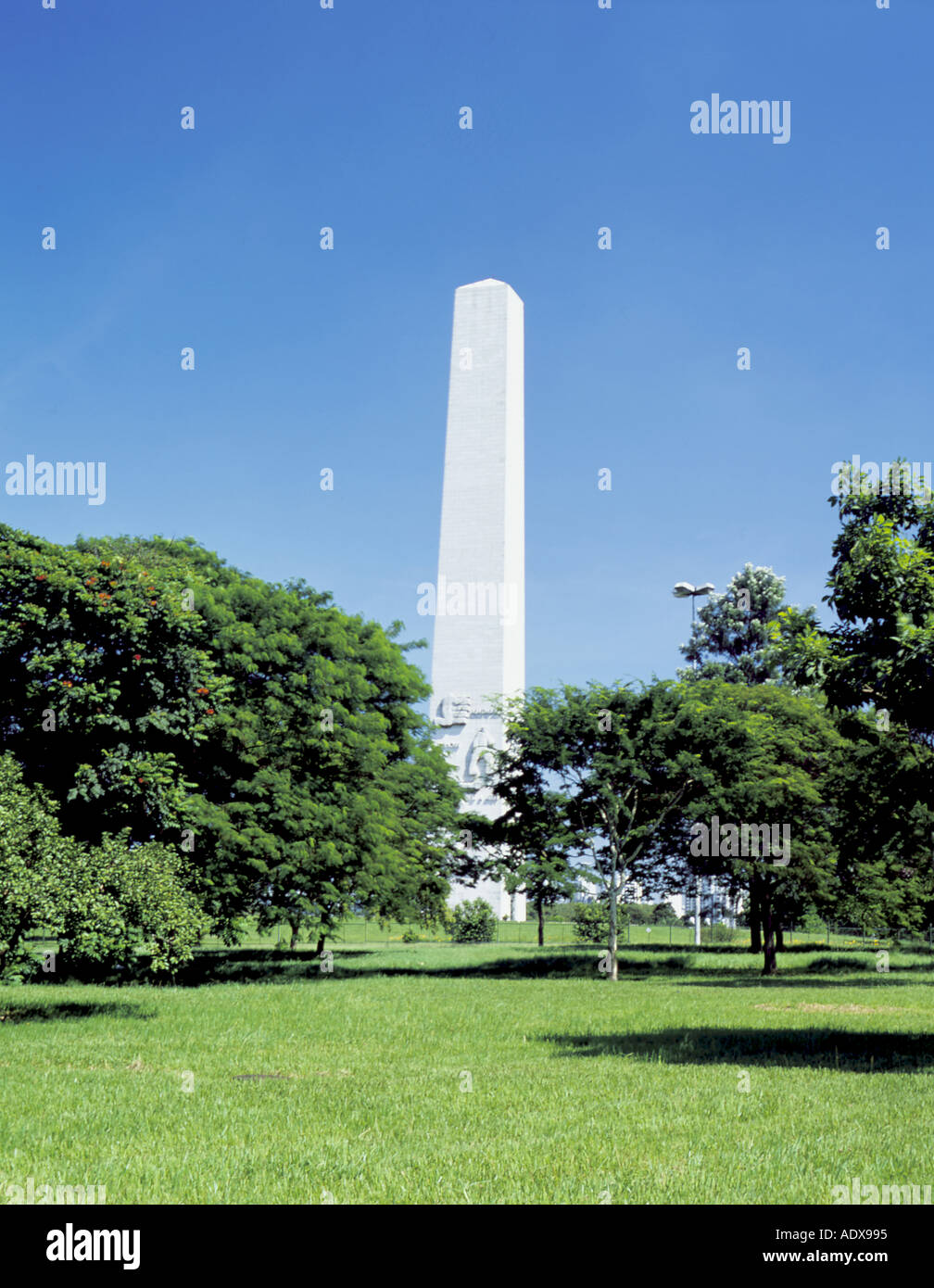 Reisen Sao Paulo Ibirapuera Wahrzeichen Obelisk Bäume Wolken Himmel Rasen Paulo Sao Hauptstadt Freizeitpark Reisen Brasilien Stockfoto