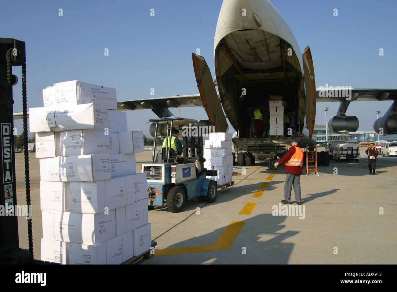 Humanitarian assistance is being loaded in a cargo plane, Bratislava Slovakia Stockfoto