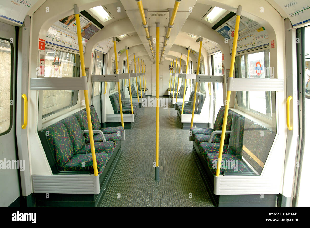 Innere der London Underground District Circle Line Wagen. Stockfoto