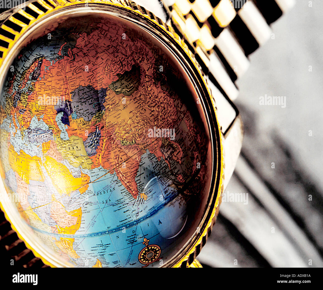 Konzepte gesättigt Handgelenk Uhr Armbanduhr gelblich warmen Display räumliche konzeptionelle Zeit Karte Globus Stockfoto