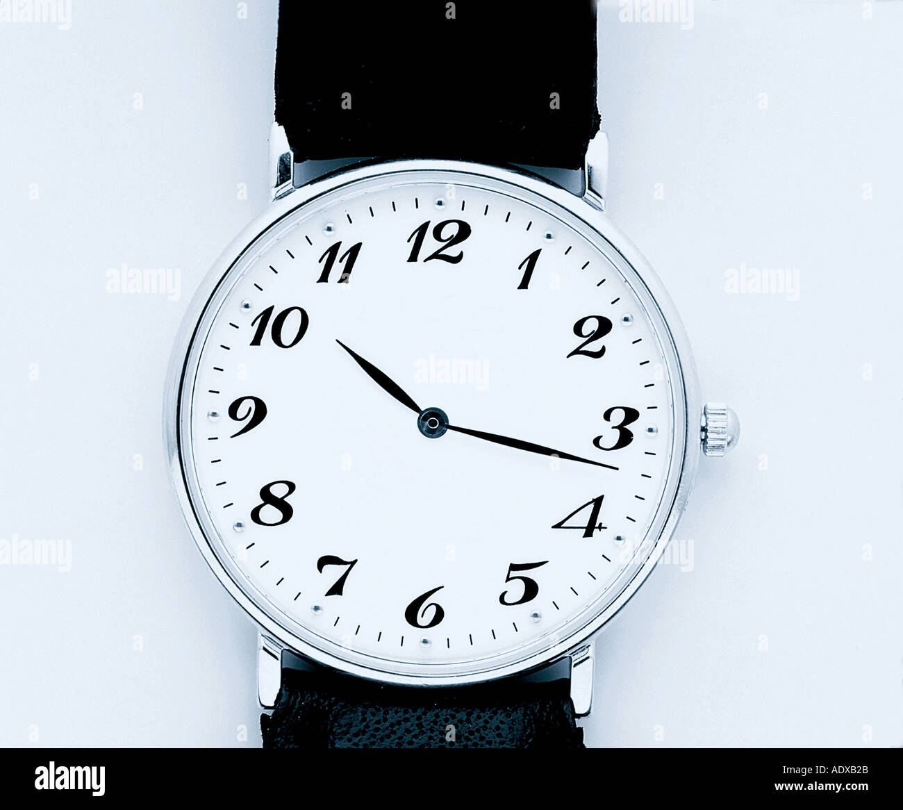 Konzepte Watch Armbanduhr Handgelenk Hände Hand Armband Band zehn siebzehn Stunden Minuten analoge konzeptionelle Zeit Diverses b Stockfoto