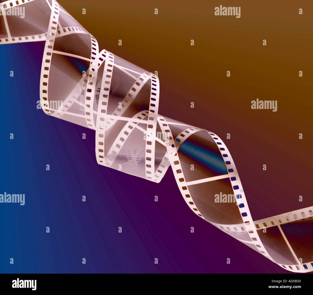 Konzepte entwickelt Film negativ negative Streifen Band Zelluloid Polyester Cellulosenitrat Kampfer Muster Wiederholung atmosphärisch Stockfoto