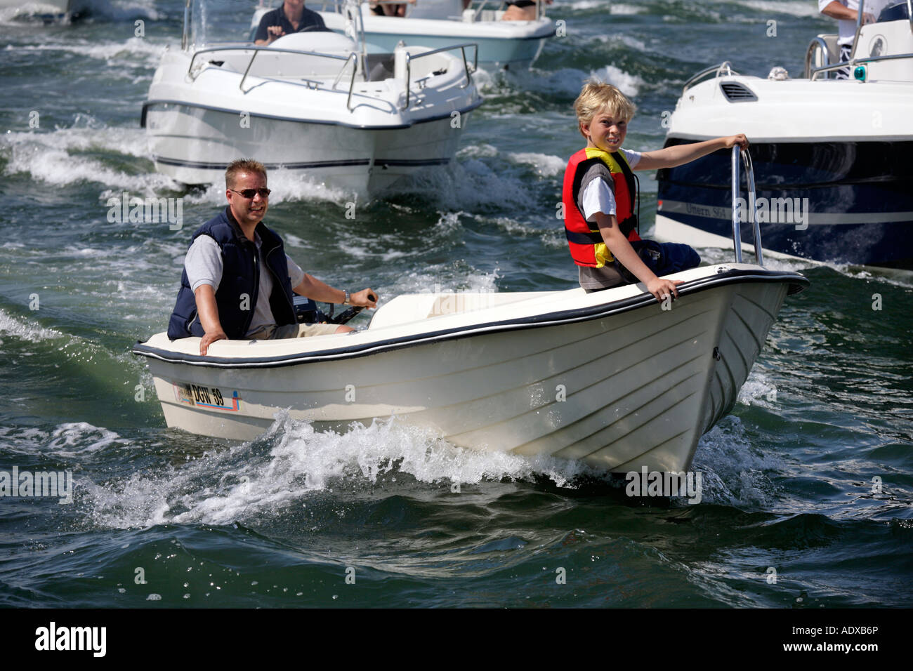 Mann und ein Junge, warmen Sommertag an Bord eines kleinen Bootes im schwedischen Göteborg Schären genießen Stockfoto