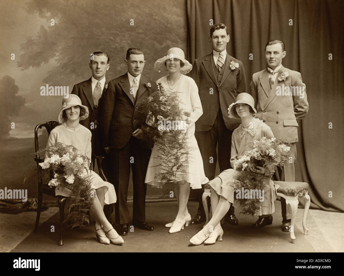Hochzeitsgruppenfoto der 20er Jahre mit Braut und Bräutigam von Foulds und Hibberd Ltd, 20er Jahre, Großbritannien um 1924 Stockfoto
