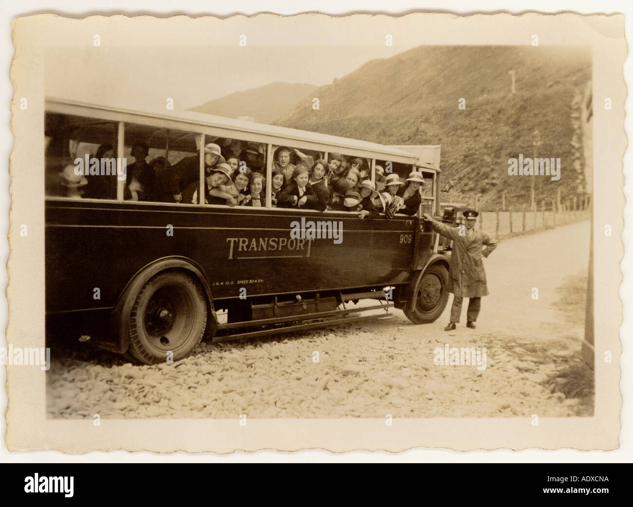 Schule Kinder auf einen Bus, der in den 1920er oder 1930er auf einem Tagesausflug, Zeitvertreib, Großbritannien Stockfoto