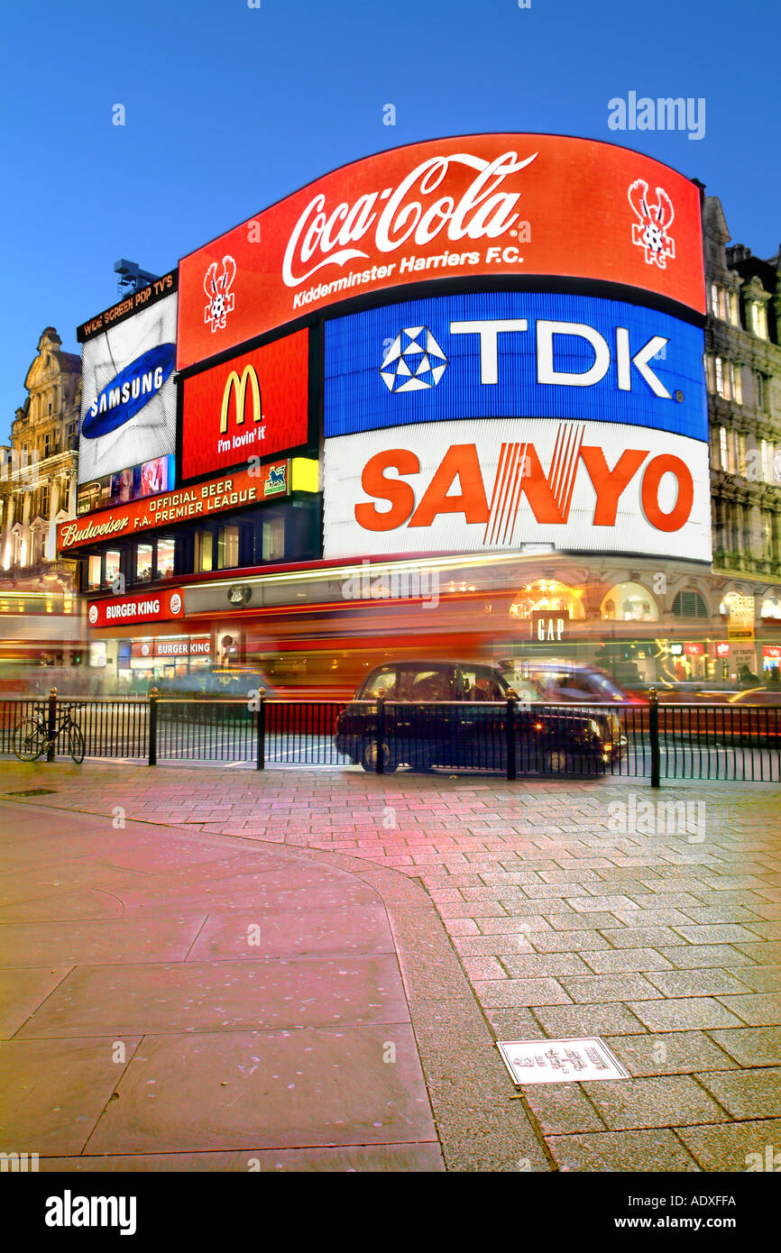 Abenddämmerung Ansicht des Piccadilly Circus in London. Stockfoto
