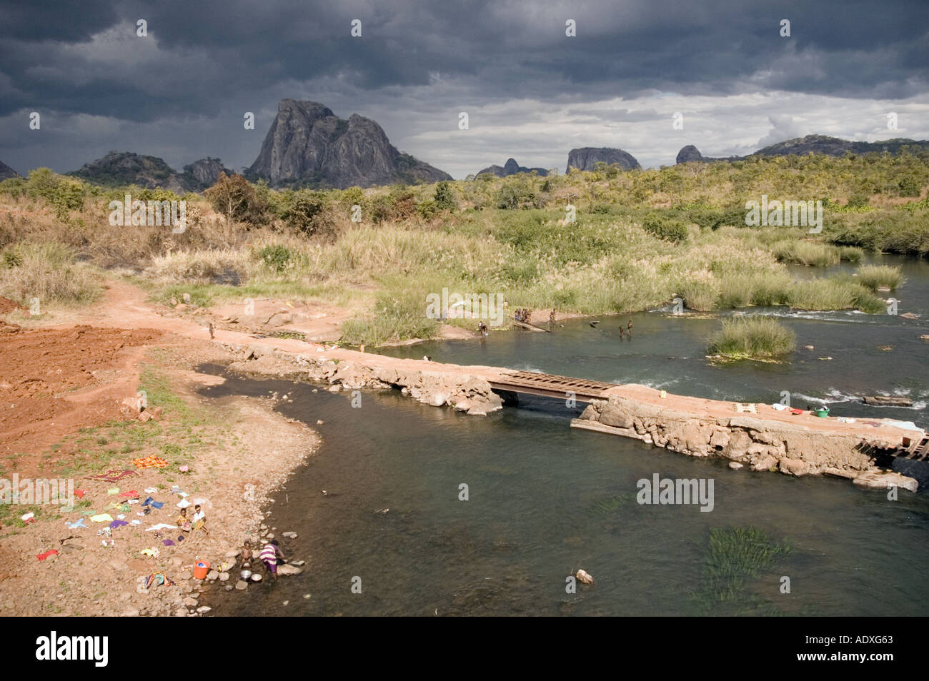 Frauen, die Wäsche in einem Fluss im Norden Mosambiks Stockfoto