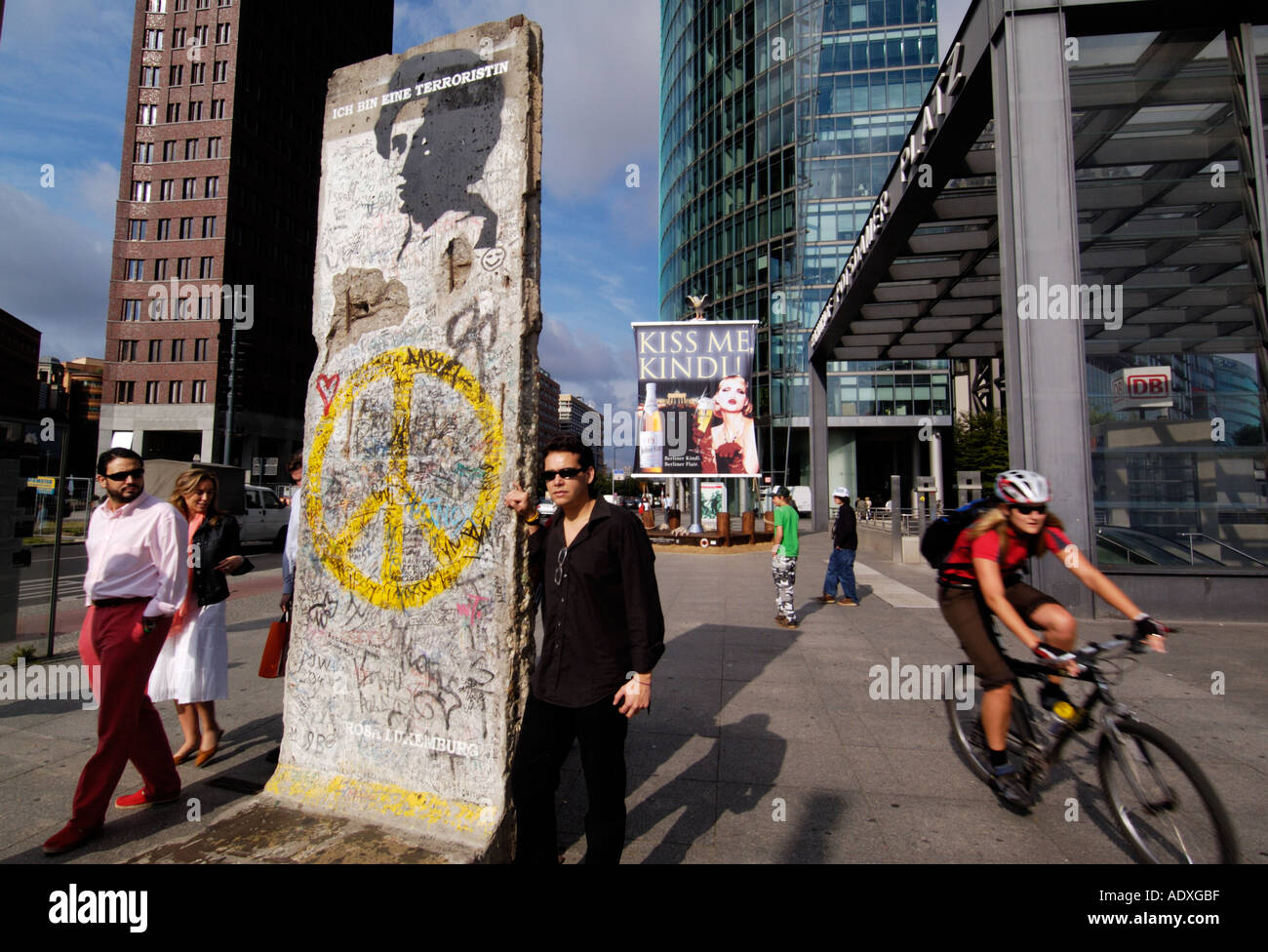 Abschnitt der original Berliner Mauer und Bürogebäuden in Potsdamer Platz, Berlin Deutschland Stockfoto