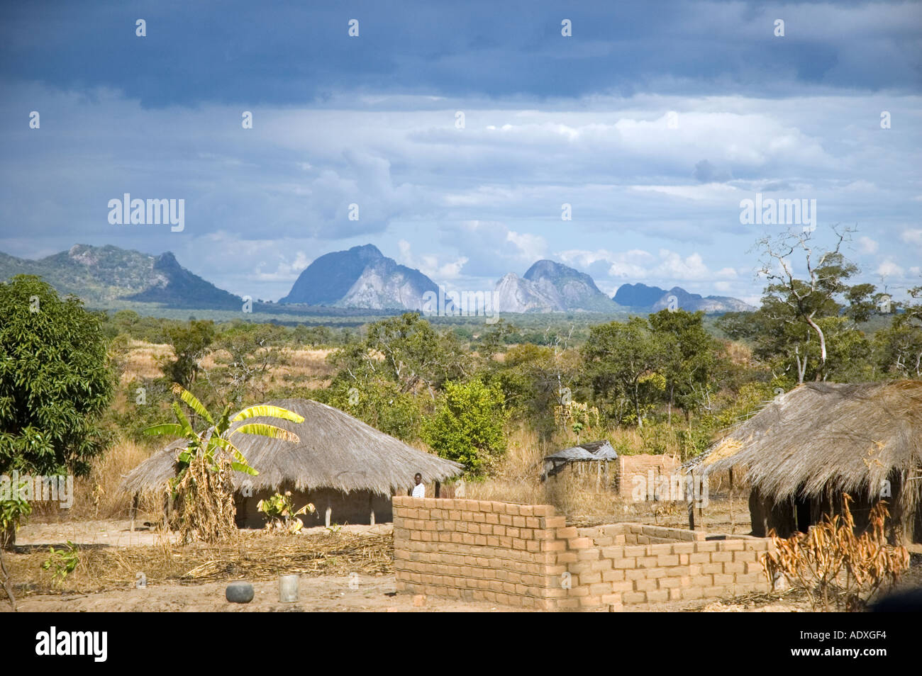 Kleines afrikanisches Dorf im ländlichen Mosambik Stockfoto