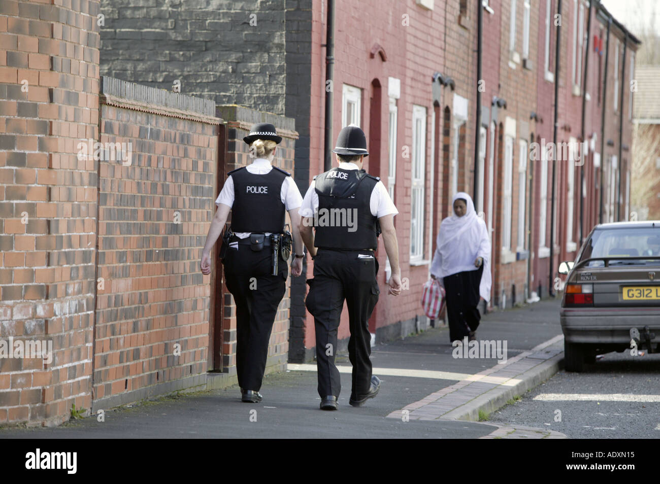 Polizei patrouillieren in den Straßen von Tipton in den West Midlands UK Stockfoto
