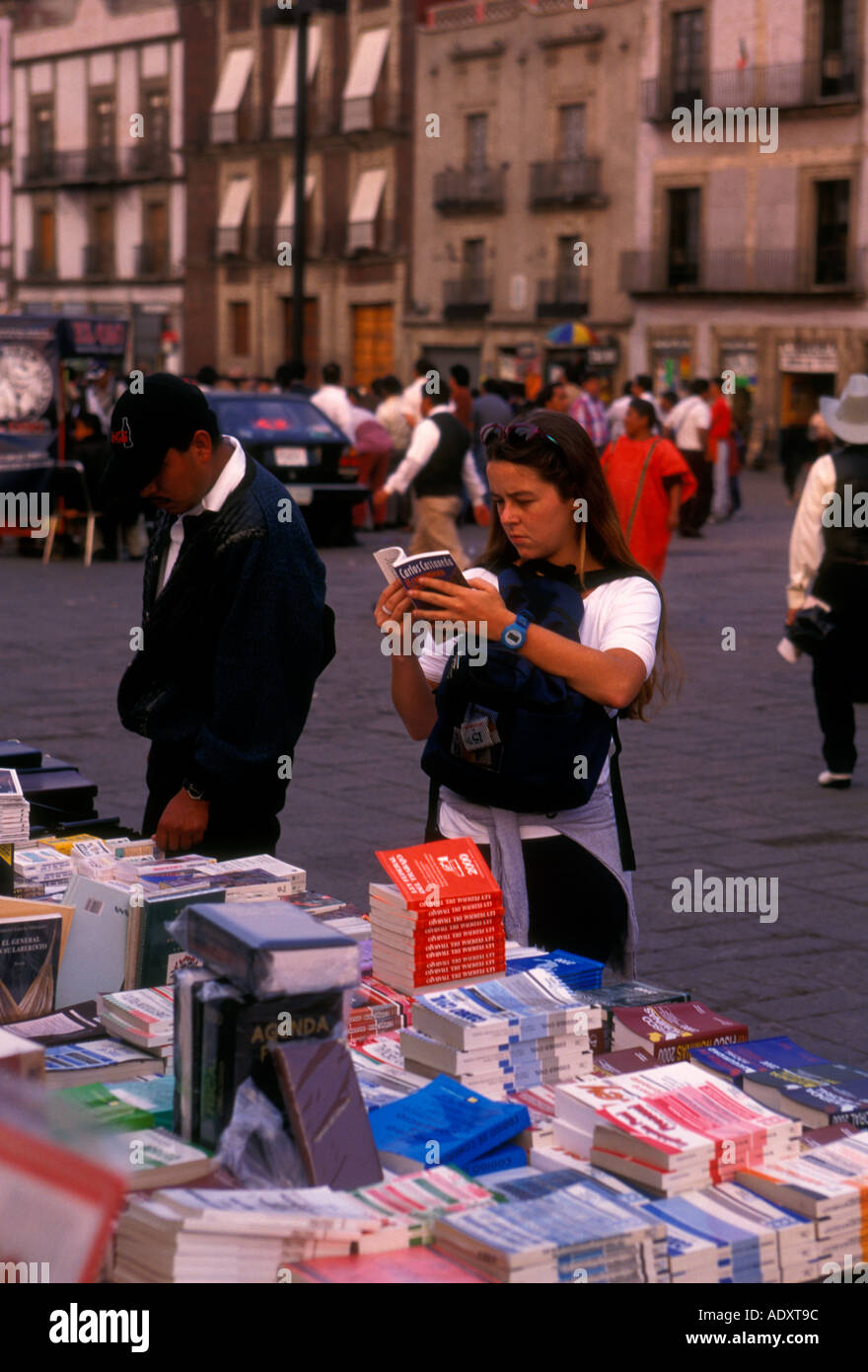 Mexikaner weibliche Mexikanerin Blick auf Bücher Display bei Buchhändlern Zocalo-Mexiko-Stadt Bundesdistrikt Mexiko Stockfoto