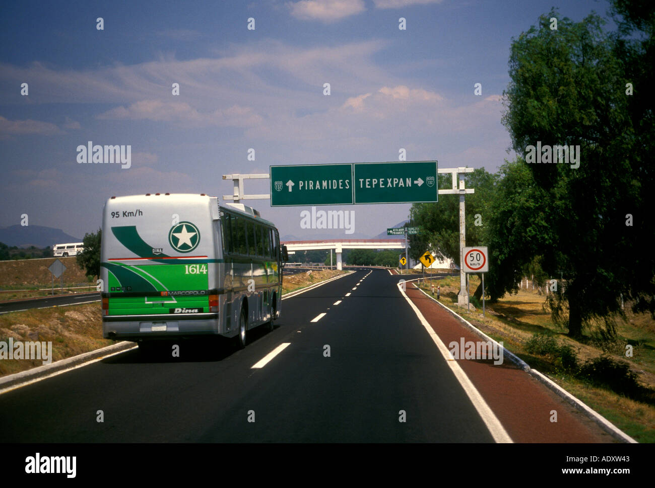 Bus, Reisen auf Mautstraße, Stadtrand von Mexico City, Distrito Federal, Mexiko Stockfoto