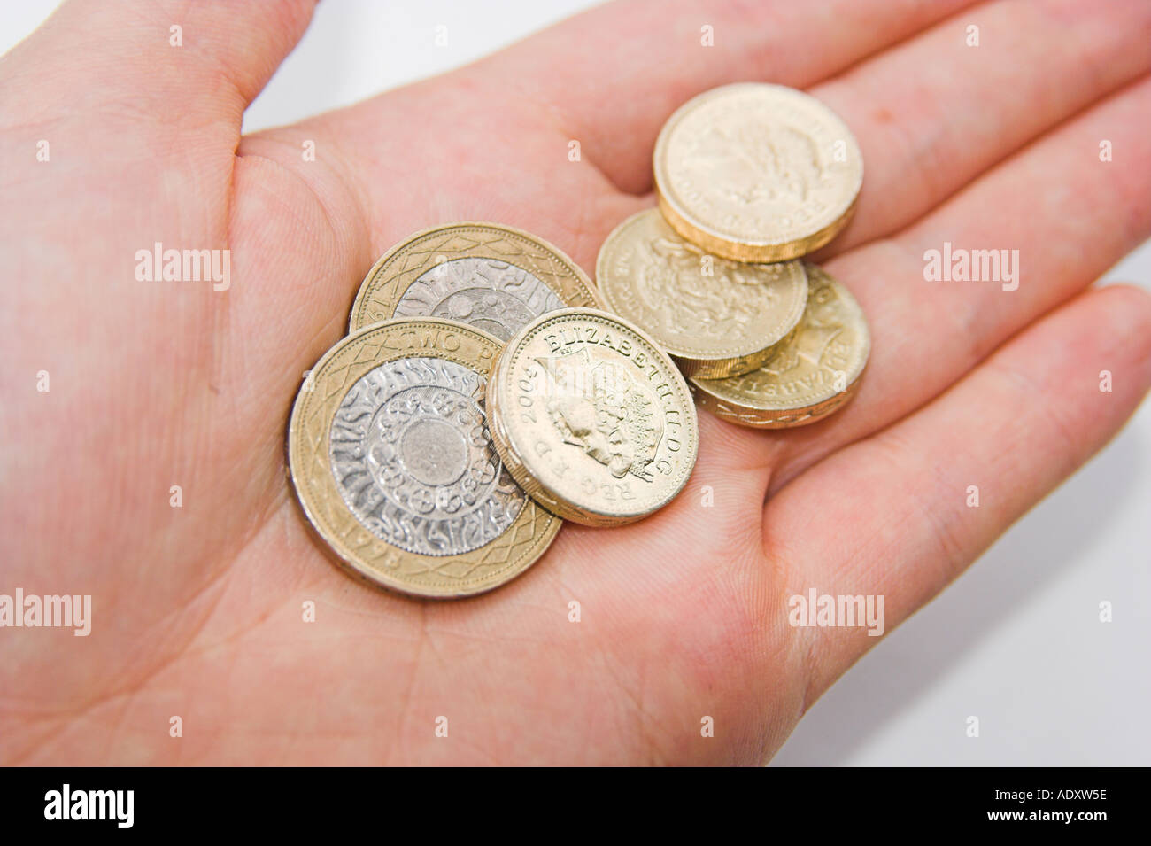 UK Pound Sterling Käschmünzen in meiner hand Stockfoto