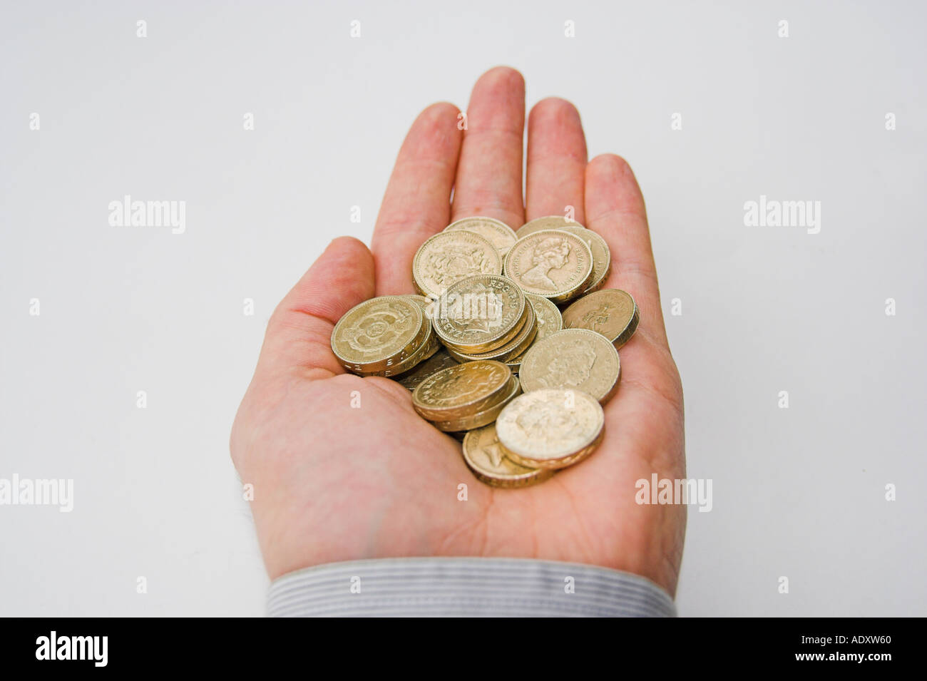 UK Pound Sterling Käschmünzen in meiner hand Stockfoto