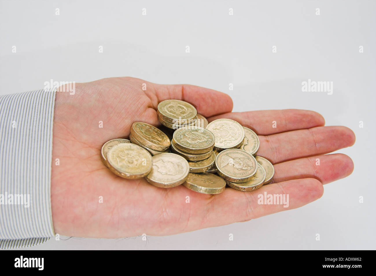 UK Pound Sterling Käschmünzen in meiner hand Stockfoto