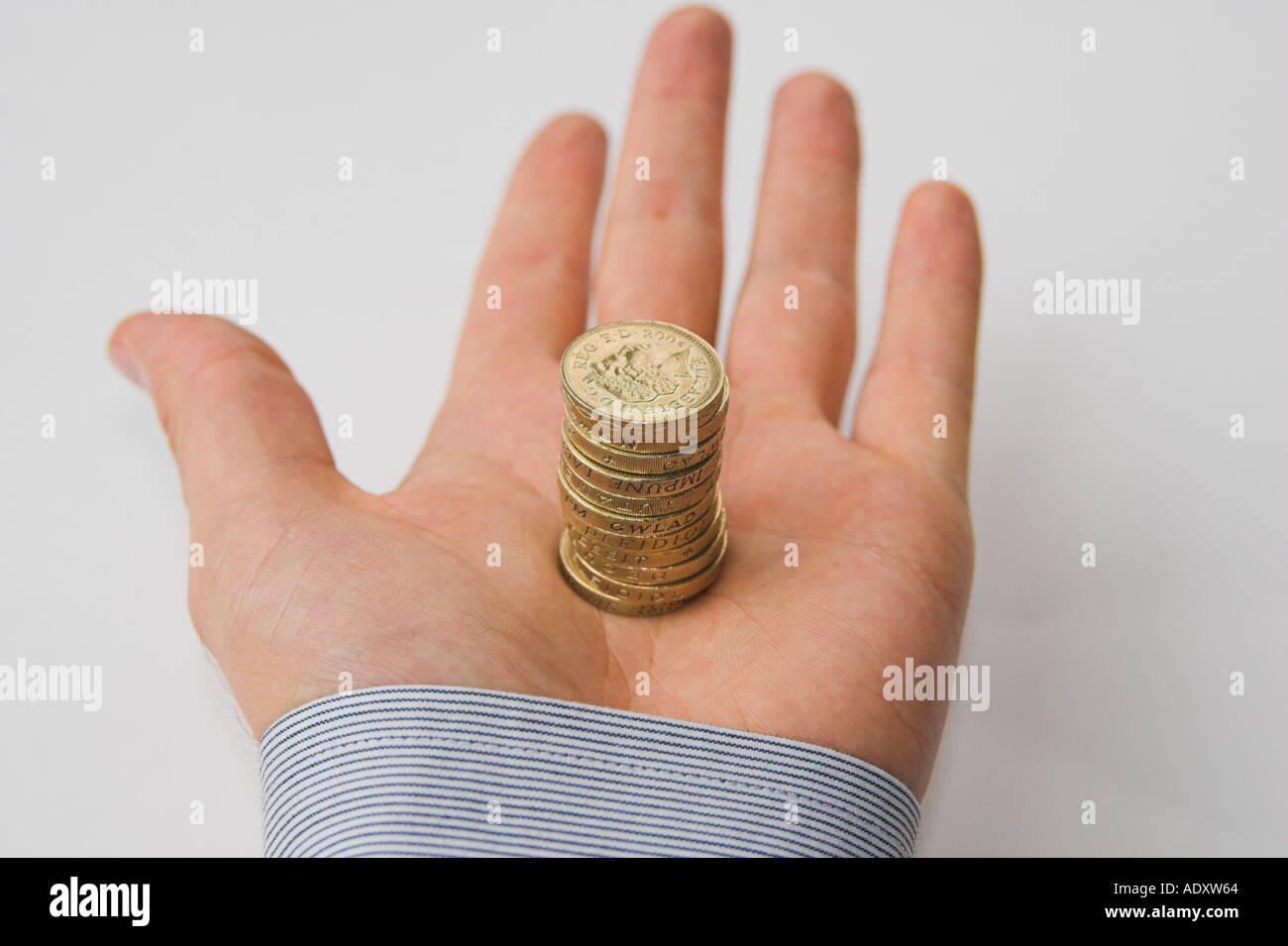 UK Pound Sterling Käschmünzen in meiner hand Stockfoto