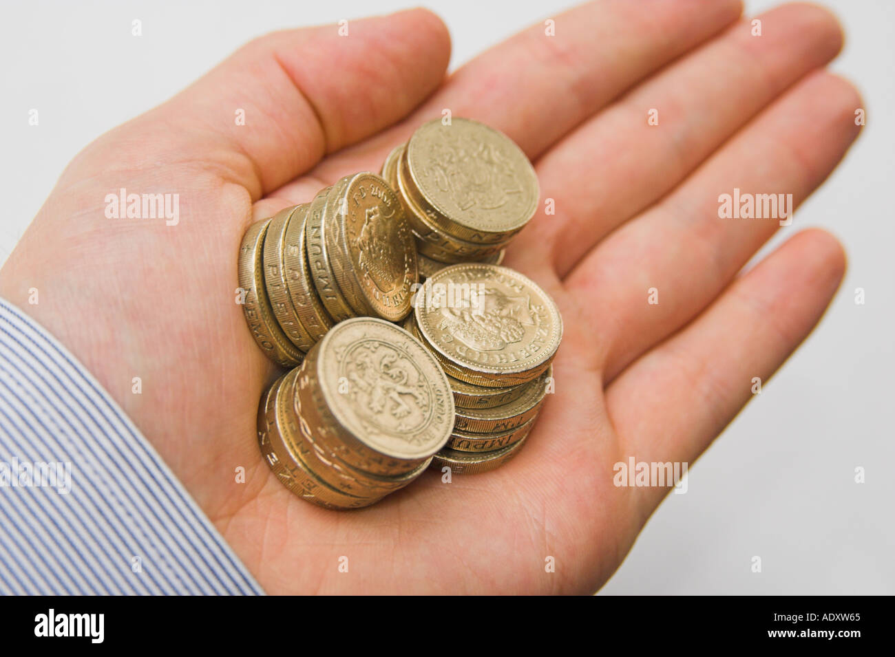 UK Pound Sterling Käschmünzen in meiner hand Stockfoto