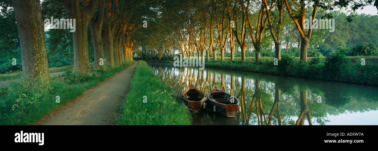 Traditionelle Boote und Treidelpfad am Baum gesäumten Canal du Midi-nr-Carcassonne-Languedoc-Frankreich Stockfoto