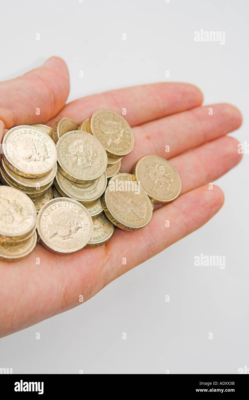 UK Pound Sterling Käschmünzen in meiner hand Stockfoto