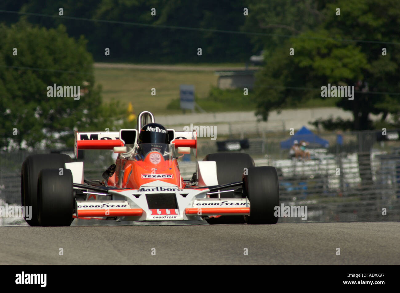 Jeff Lewis Rennen seine 1977 McLaren M26 an Brian Redman International Challenge in Road America 2005 Stockfoto