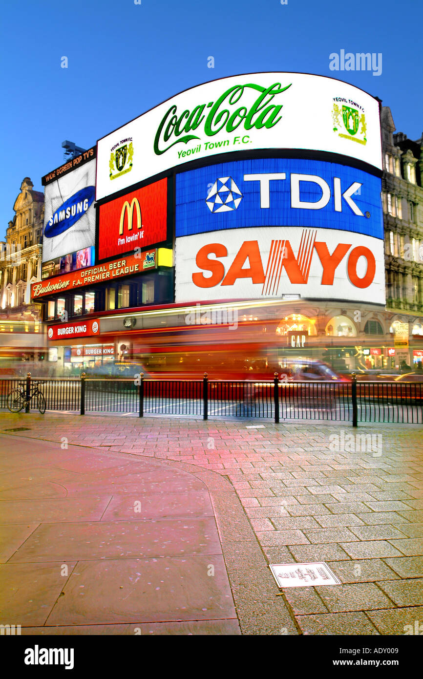 Piccadilly Circus in London mit seiner digitalen Neon Schilder in den frühen Abendstunden. Stockfoto