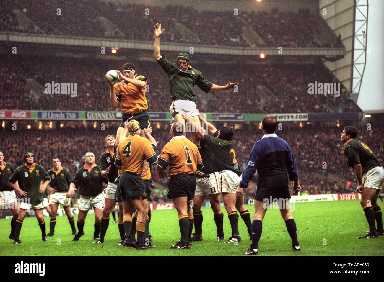 Australien V Südafrika Rugby-Mannschaften ein Länderspiel im Regen in Twickenham England UK lineout Stockfoto