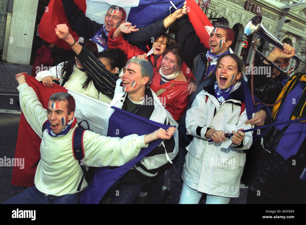 Französischer Rugby-union-Fans kommen für ein Länderspiel in Cardiff Wales UK Stockfoto